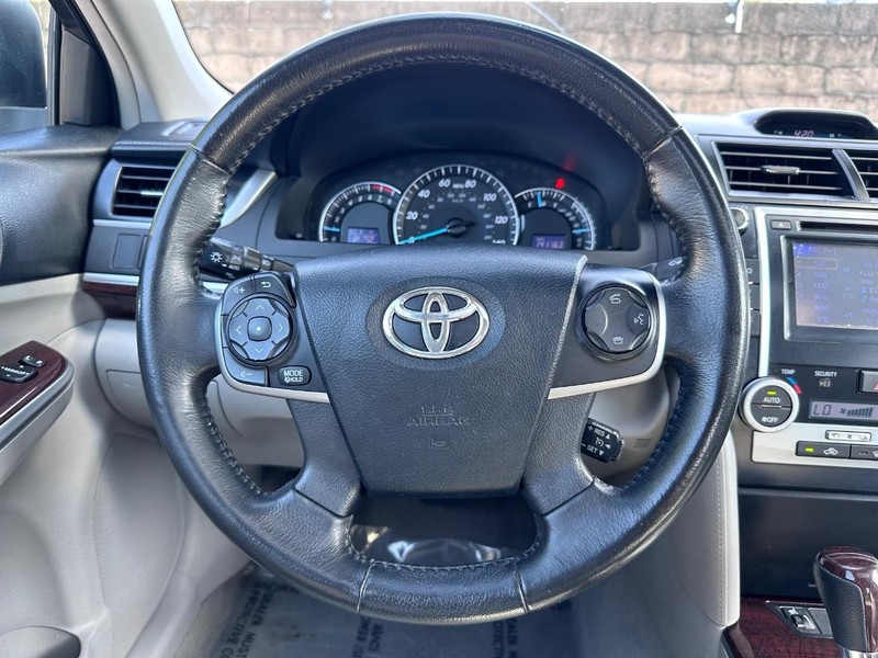 Toyota Camry Vehicle Full-screen Gallery Image 17