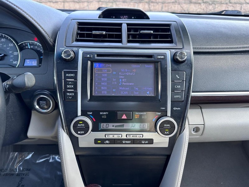 Toyota Camry Vehicle Full-screen Gallery Image 18