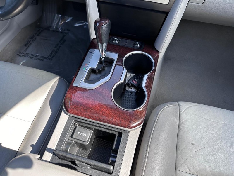 Toyota Camry Vehicle Full-screen Gallery Image 19