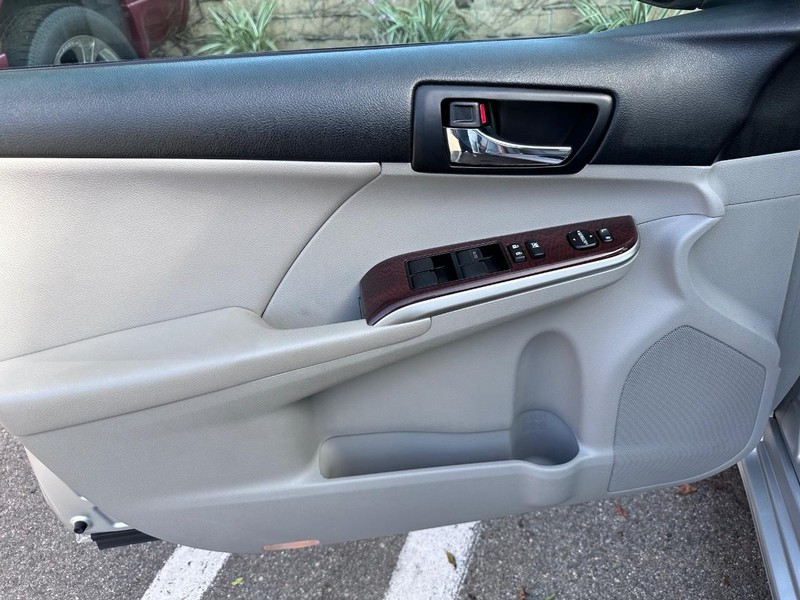 Toyota Camry Vehicle Full-screen Gallery Image 20