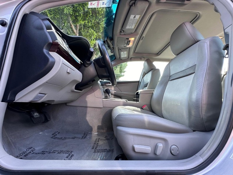 Toyota Camry Vehicle Full-screen Gallery Image 21