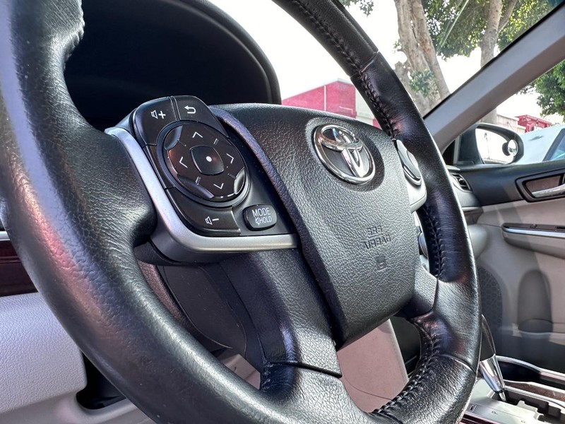 Toyota Camry Vehicle Full-screen Gallery Image 22