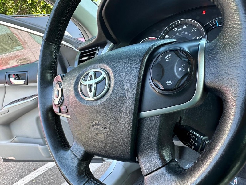 Toyota Camry Vehicle Full-screen Gallery Image 23