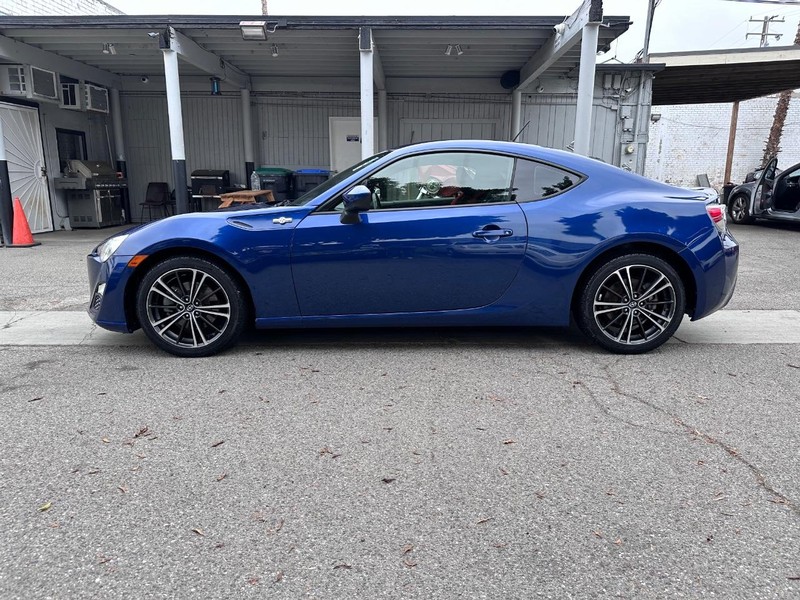 Scion FR-S Vehicle Full-screen Gallery Image 02