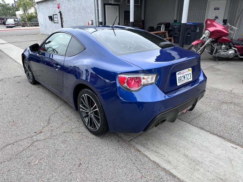 Scion FR-S Vehicle Full-screen Gallery Image 03