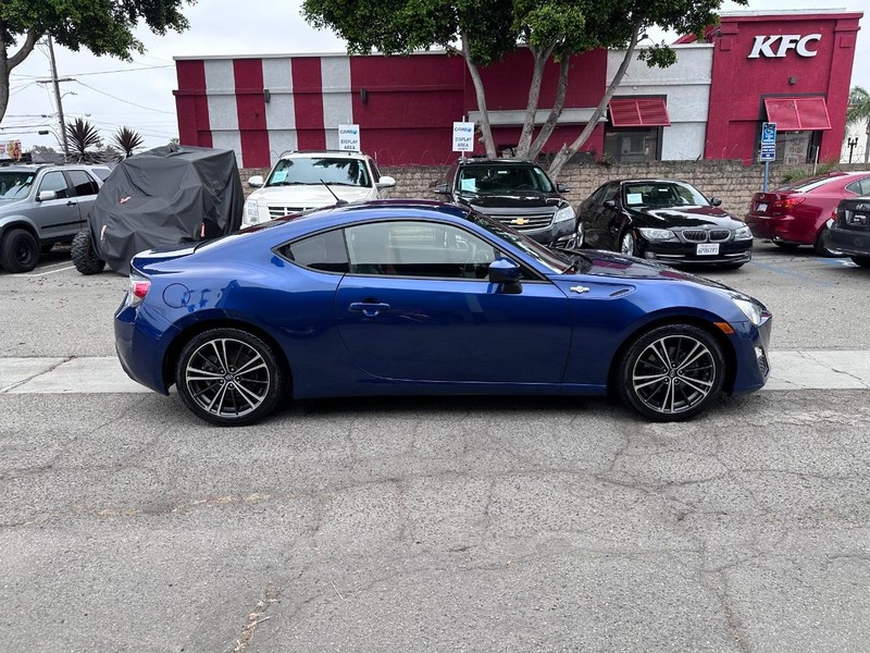 Scion FR-S Vehicle Full-screen Gallery Image 06