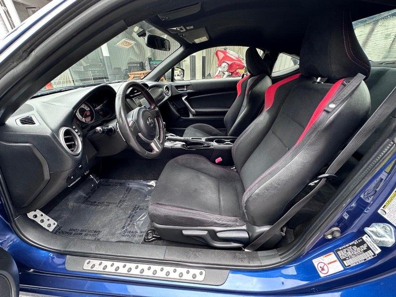 Scion FR-S Vehicle Full-screen Gallery Image 09