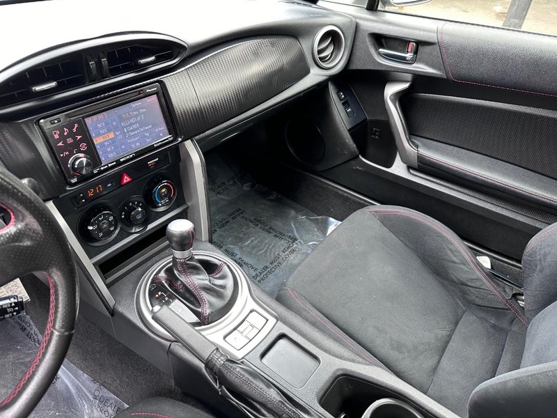 Scion FR-S Vehicle Full-screen Gallery Image 14