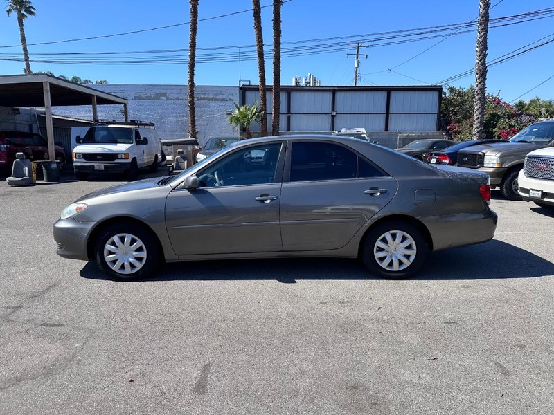 Toyota Camry Vehicle Full-screen Gallery Image 02