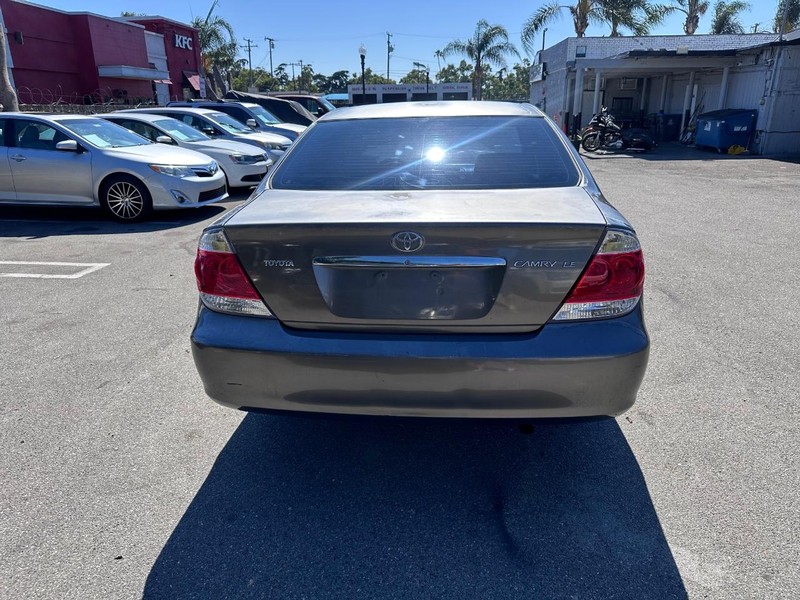 Toyota Camry Vehicle Full-screen Gallery Image 04