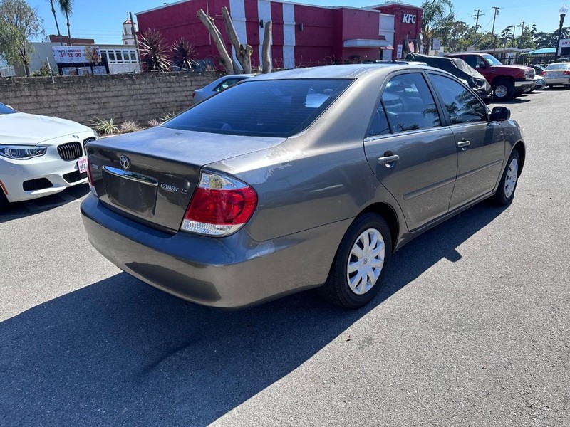 Toyota Camry Vehicle Full-screen Gallery Image 05