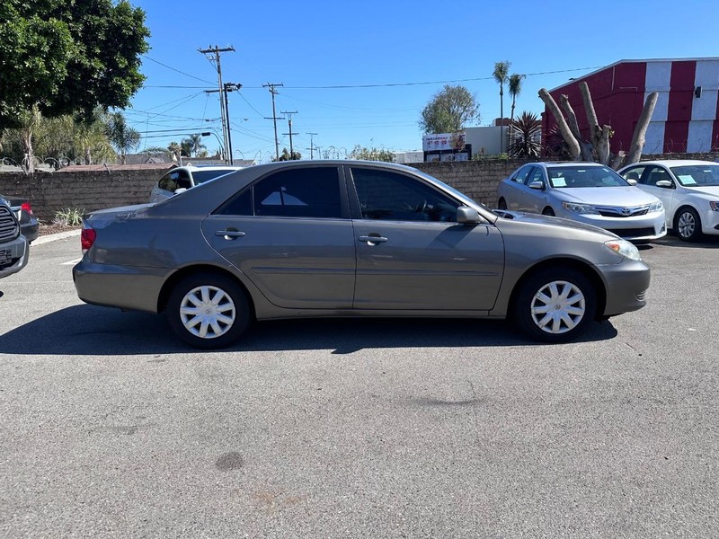Toyota Camry Vehicle Full-screen Gallery Image 06
