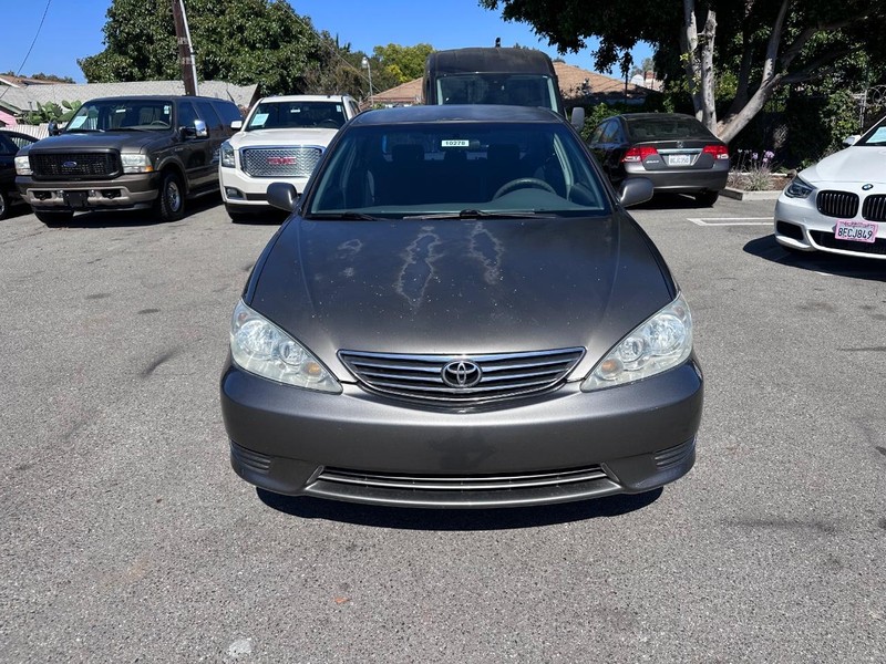 Toyota Camry Vehicle Full-screen Gallery Image 08