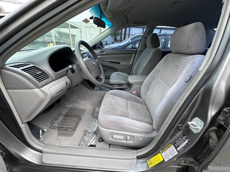 Toyota Camry Vehicle Full-screen Gallery Image 09