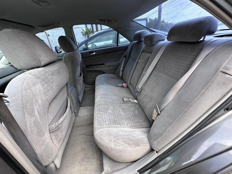 Toyota Camry Vehicle Full-screen Gallery Image 10