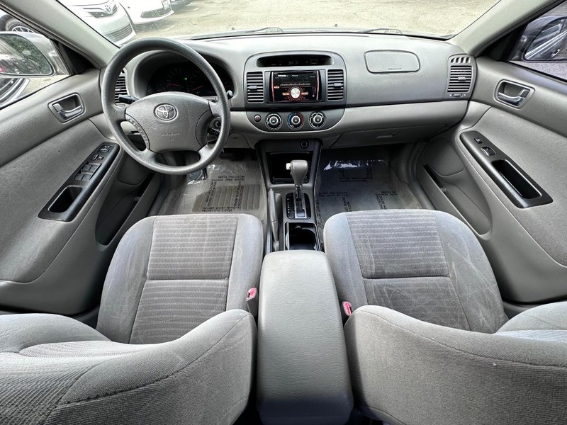 Toyota Camry Vehicle Full-screen Gallery Image 11