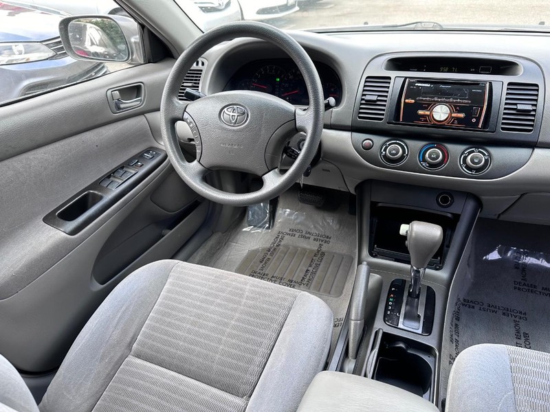 Toyota Camry Vehicle Full-screen Gallery Image 12