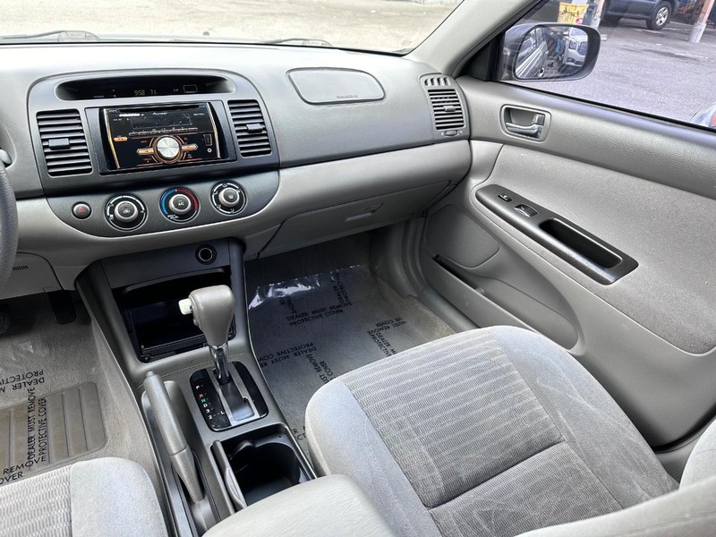 Toyota Camry Vehicle Full-screen Gallery Image 13