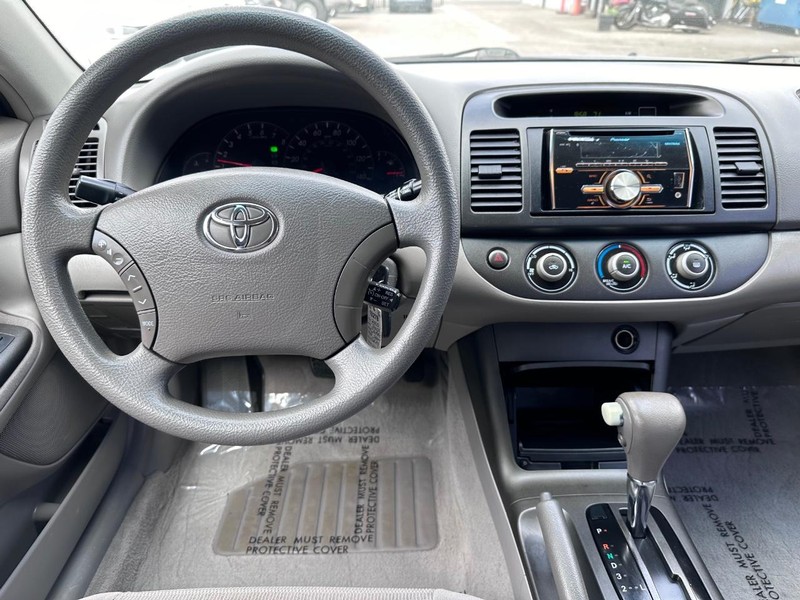 Toyota Camry Vehicle Full-screen Gallery Image 14