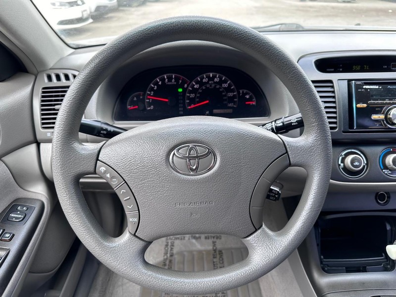 Toyota Camry Vehicle Full-screen Gallery Image 15