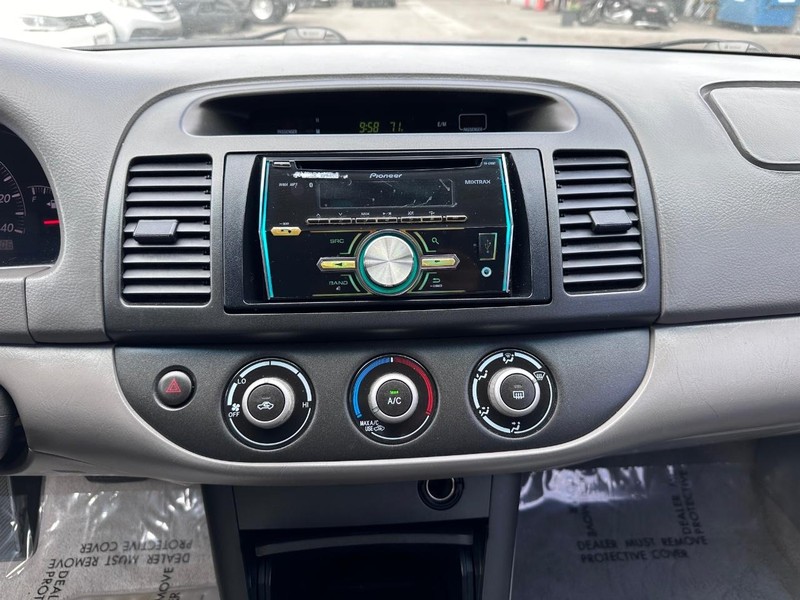 Toyota Camry Vehicle Full-screen Gallery Image 16