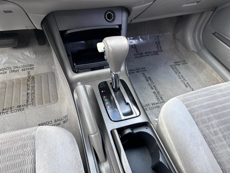 Toyota Camry Vehicle Full-screen Gallery Image 17