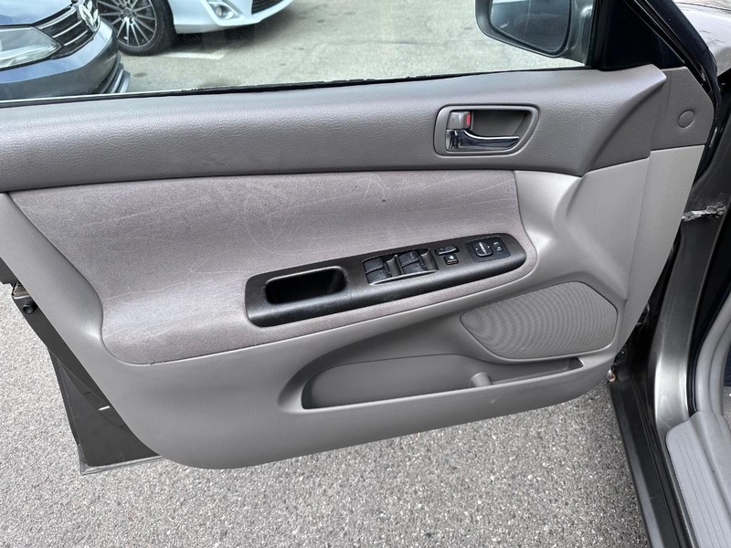 Toyota Camry Vehicle Full-screen Gallery Image 18