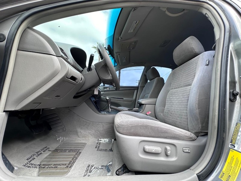 Toyota Camry Vehicle Full-screen Gallery Image 19