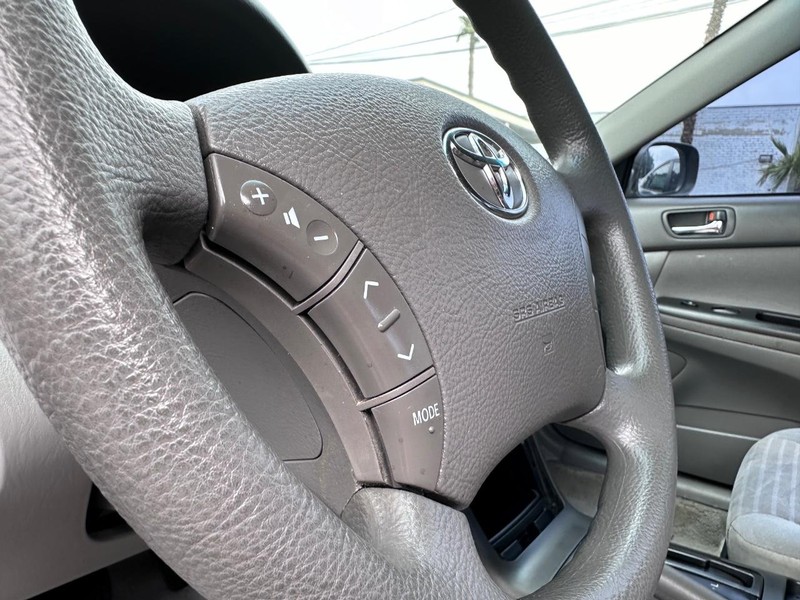 Toyota Camry Vehicle Full-screen Gallery Image 20