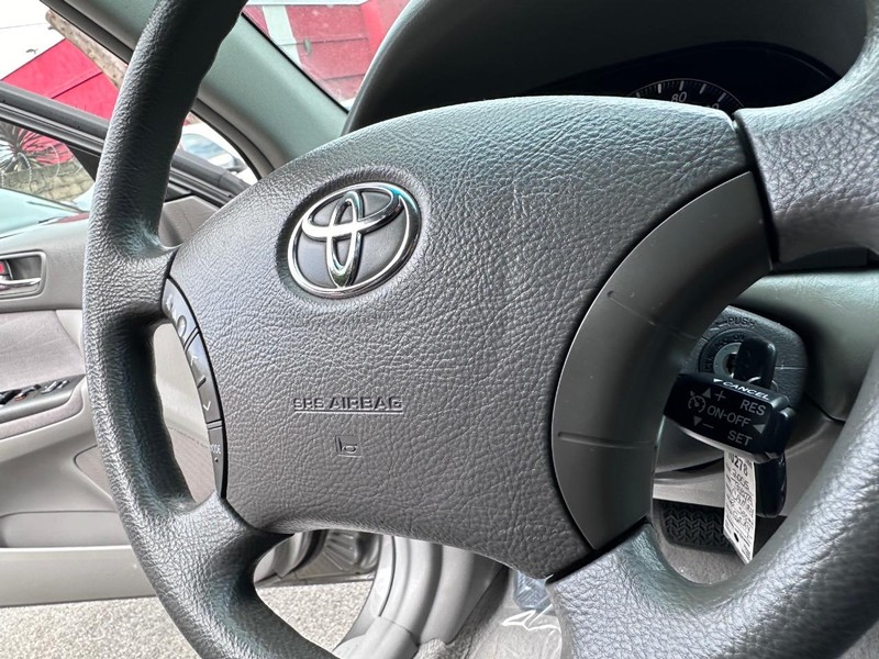 Toyota Camry Vehicle Full-screen Gallery Image 21