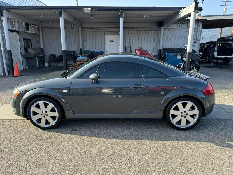 Audi TT Vehicle Full-screen Gallery Image 02