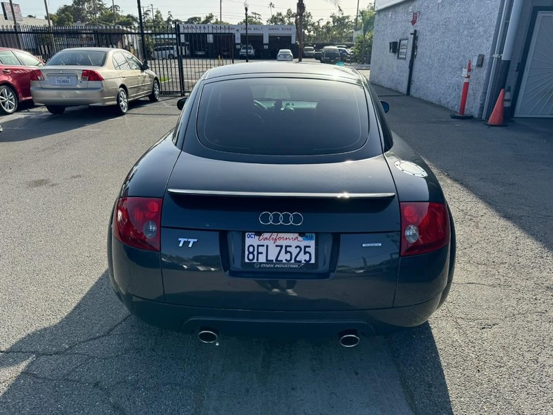 Audi TT Vehicle Full-screen Gallery Image 03