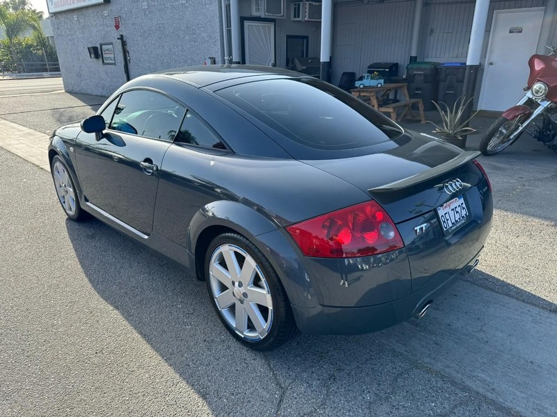 Audi TT Vehicle Full-screen Gallery Image 08