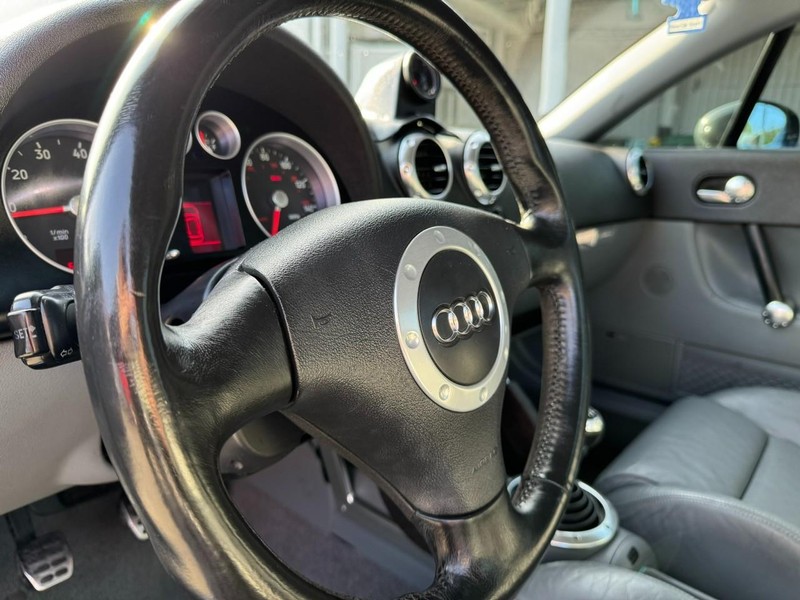 Audi TT Vehicle Full-screen Gallery Image 15