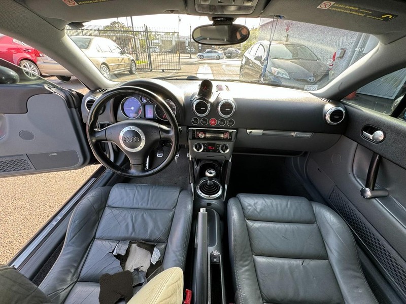 Audi TT Vehicle Full-screen Gallery Image 16