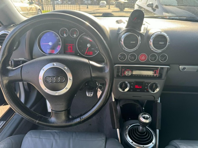 Audi TT Vehicle Full-screen Gallery Image 17