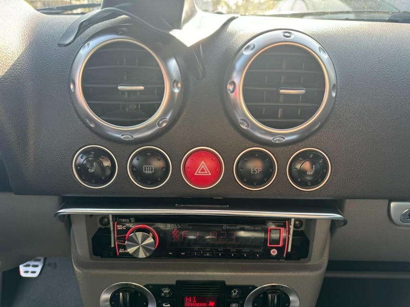 Audi TT Vehicle Full-screen Gallery Image 18