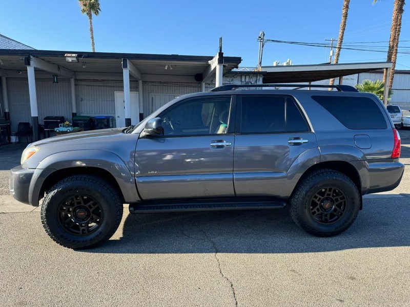Toyota 4Runner Vehicle Full-screen Gallery Image 02