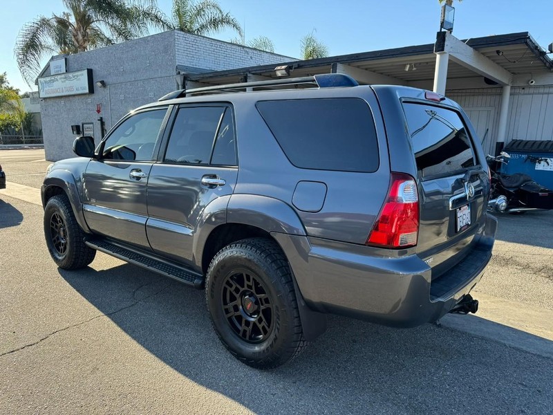 Toyota 4Runner Vehicle Full-screen Gallery Image 03