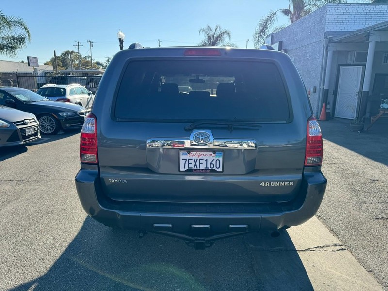 Toyota 4Runner Vehicle Full-screen Gallery Image 04