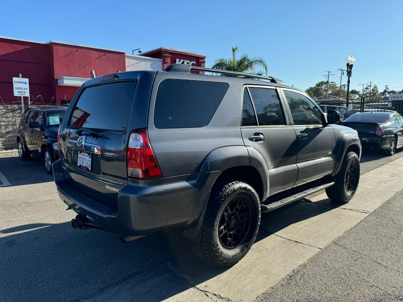Toyota 4Runner Vehicle Full-screen Gallery Image 05