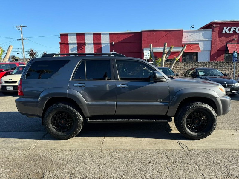 Toyota 4Runner Vehicle Full-screen Gallery Image 06