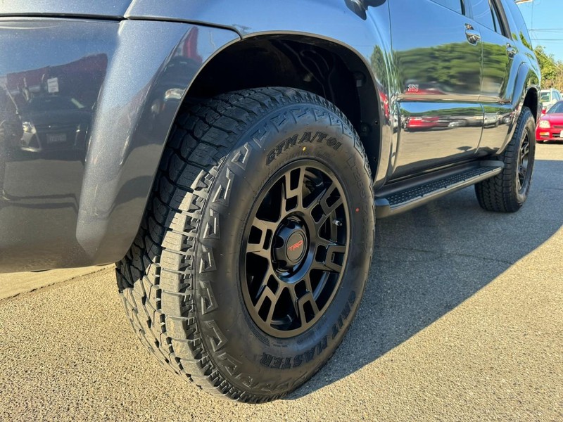 Toyota 4Runner Vehicle Full-screen Gallery Image 09