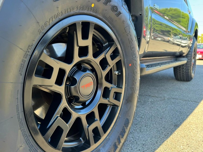 Toyota 4Runner Vehicle Full-screen Gallery Image 10