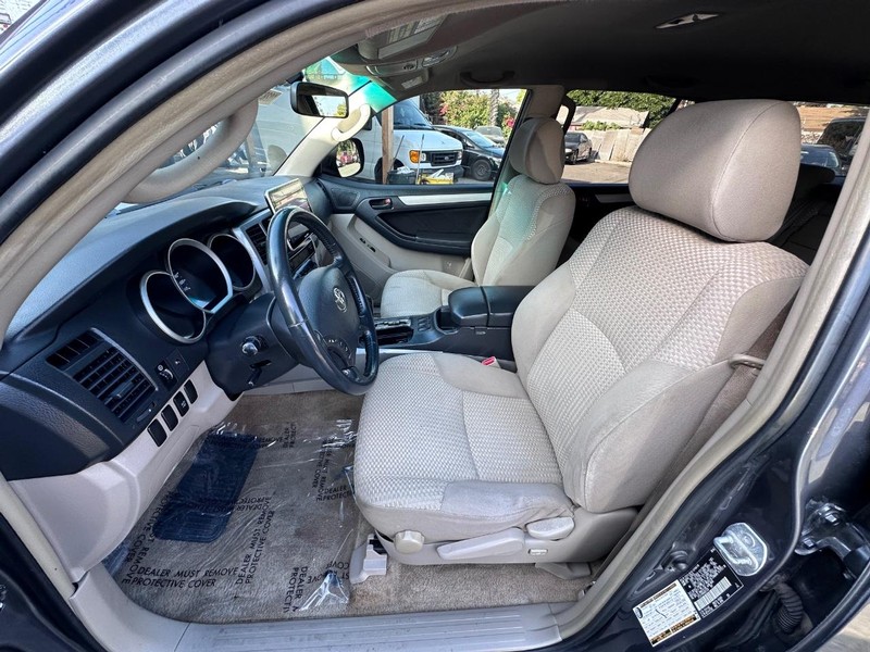 Toyota 4Runner Vehicle Full-screen Gallery Image 11