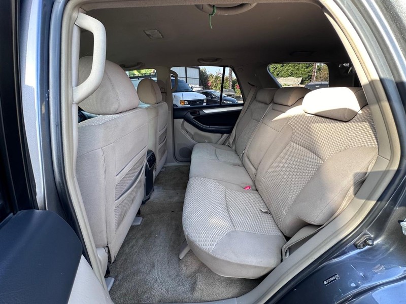 Toyota 4Runner Vehicle Full-screen Gallery Image 12