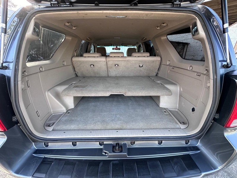 Toyota 4Runner Vehicle Full-screen Gallery Image 13