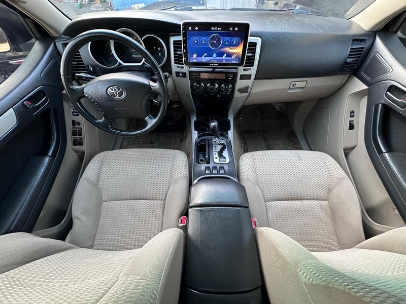 Toyota 4Runner Vehicle Full-screen Gallery Image 15