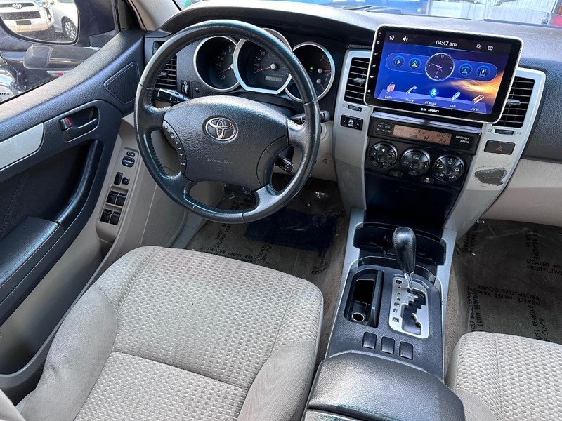 Toyota 4Runner Vehicle Full-screen Gallery Image 16