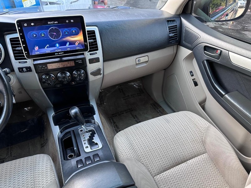 Toyota 4Runner Vehicle Full-screen Gallery Image 17